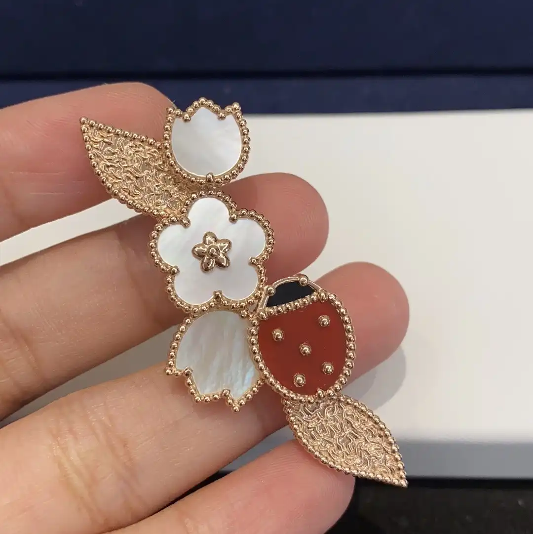 情侣手链中的黄金佳选：揭秘最受欢迎的款式，让你的爱情闪耀如星！