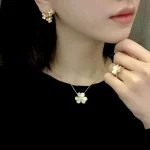 情侣手链新潮流：黄金链见证爱情，同款款式哪家强？