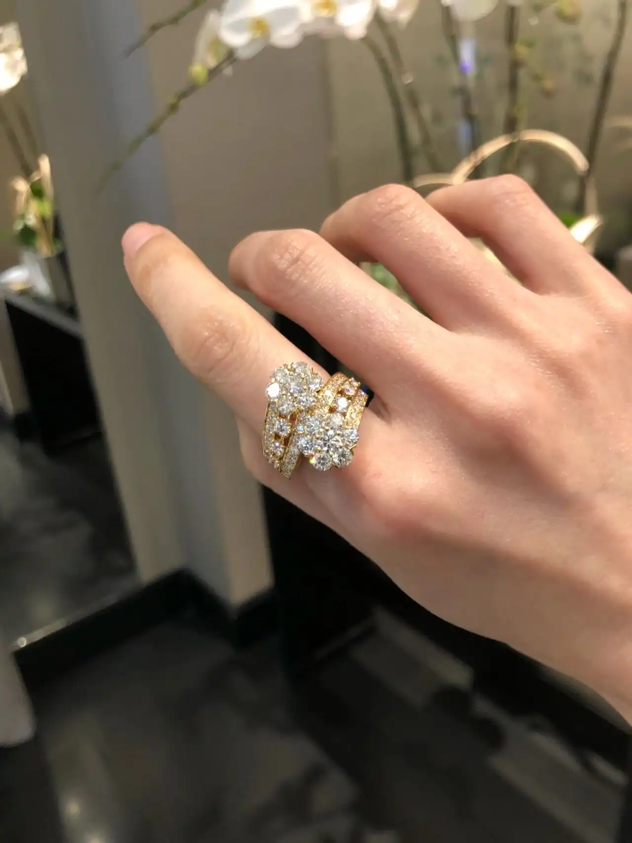 黄金手链的永恒魅力：揭秘为何它是珠宝界的奢华宠儿？