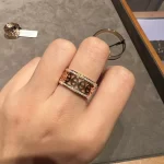 黄金手链的魅力：揭秘奢华与时尚的完美融合，你值得拥有吗？
