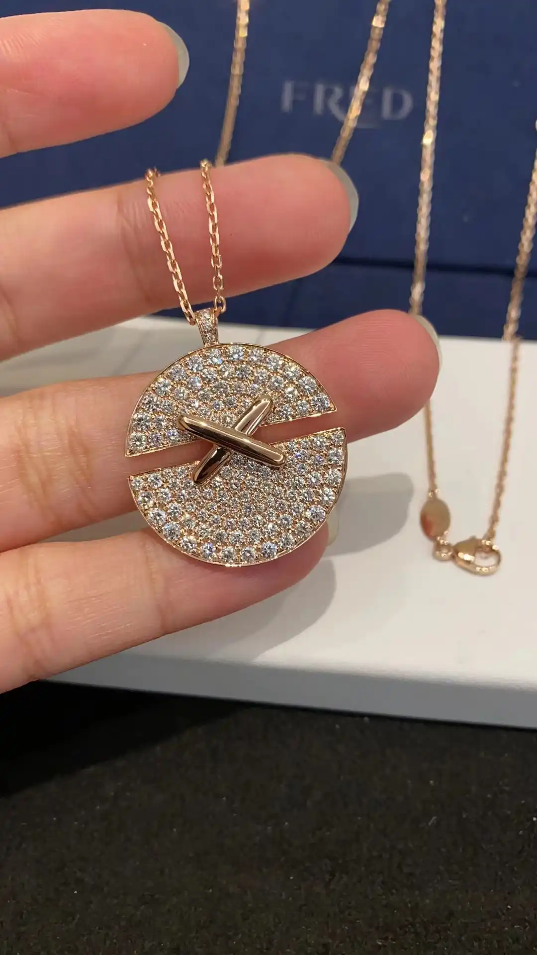 奢华升级，揭秘黄金手链的永恒魅力：为何它成为时尚界的宠儿？