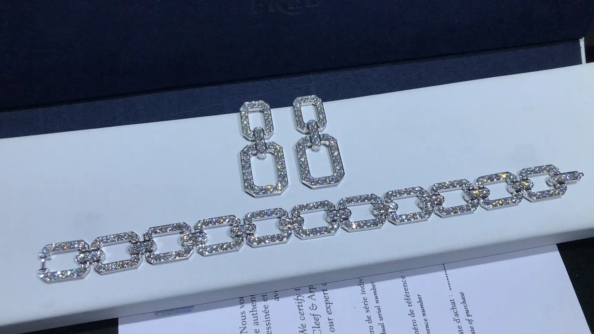 携手爱情，金光闪耀：揭秘情侣黄金手链的浪漫寓意与选购指南！