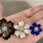 奢华诱惑：揭秘十大明星同款黄金手链，哪个是你的心头好？