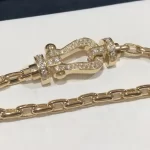 奢华之选：揭秘纯金手链的五大魅力，为何成为时尚圈宠儿？