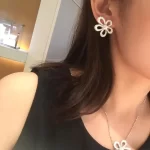 奢华诱惑：揭秘纯金手链的五大魅力，为何成为时尚达人的必备单品？