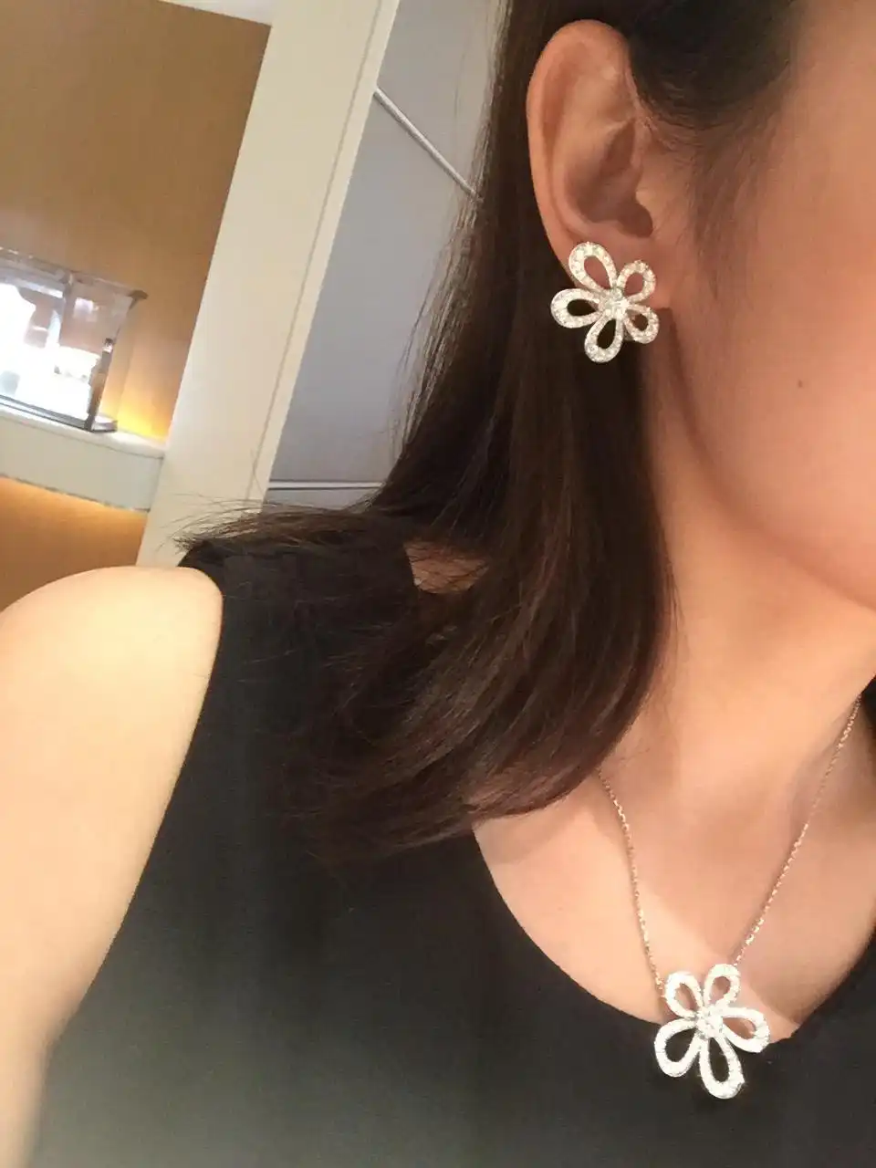 奢华诱惑：揭秘纯金手链的五大魅力，为何成为时尚达人的必备单品？