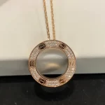 携手爱情，闪耀永恒：揭秘情侣黄金手链的浪漫秘密与搭配技巧！