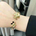 黄金腕链的永恒魅力：揭秘为何它是时尚达人的首选配饰？