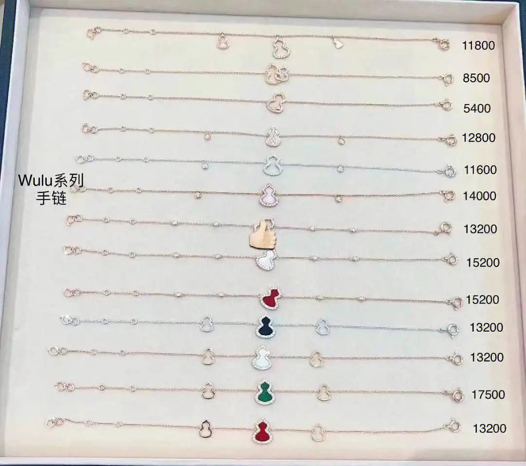黄金手链的奢华魅力：揭秘高端珠宝界的璀璨之星，为何它始终是潮流焦点？