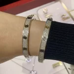 情侣间的心意传承：揭秘最受欢迎的黄金手链款式，哪一款最适合你？