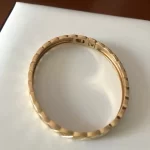情侣间的心意之选：揭秘最受欢迎的黄金手链款式，哪一款才是你们的专属？💍