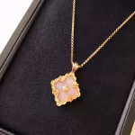 黄金手链：揭秘高端珠宝的奢华魅力，如何挑选最适合你的款式？