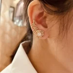 黄金手链的永恒魅力：揭秘奢华与品味的完美结合，你的手腕值得拥有哪一款？